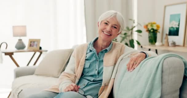 Šťastná Seniorka Relaxovat Pohovce Pečovatelském Domě Nebo Babička Štěstím Svobodou — Stock video