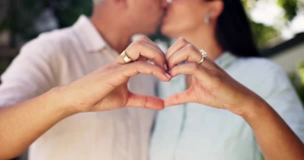 Шлюб Серцеві Руки Пара Підтримкою Посмішкою Веселощами Стосунках Зобов Язаннях — стокове відео