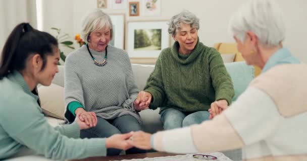 长者团体 手牵手 为长者祈祷 在家中的社交活动中寻求支持 信任或团结 参与集体活动 分享或祈祷希望退休的成熟女性 — 图库视频影像