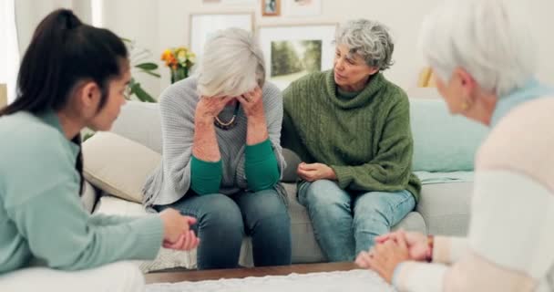 与家人在客厅里哭泣的同情 悲伤和老年妇女 精神健康 情感和老年女性安慰家中同情的朋友 — 图库视频影像