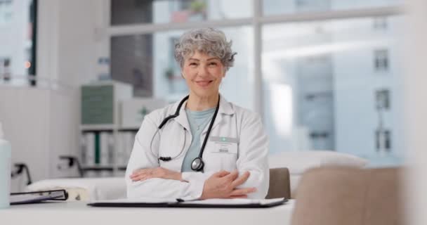 Medical Doctor Arms Crossed Face Old Woman Office Consulting Wellness — Stock Video