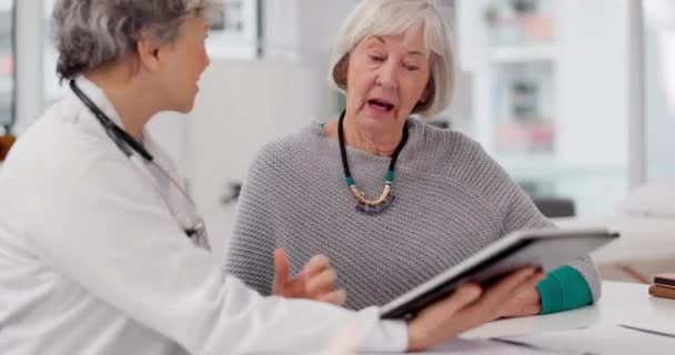 Senior Doctor Tablet Consulting Patient Healthcare Advice Prescription Diagnosis Hospital — 图库视频影像