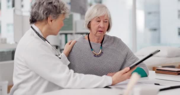 Senior Woman Doctor Tablet Patient Consultation Healthcare Advice Checkup Hospital — Vídeos de Stock
