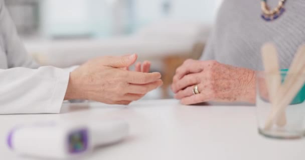 老年妇女 医生和与老年人牵着手在医院护理 爱或咨询 为求医 — 图库视频影像