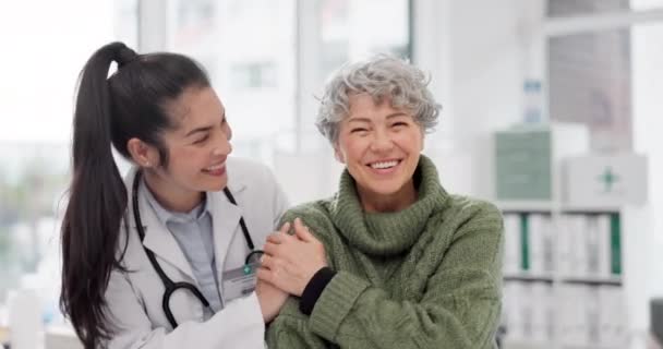 一个医生和一个女人在一起时的快乐 关心和面子 以获得医疗信任 医疗保健和帮助 一位年轻护士和一位老年病人在诊所会诊时的欢笑 拥抱和画像 — 图库视频影像