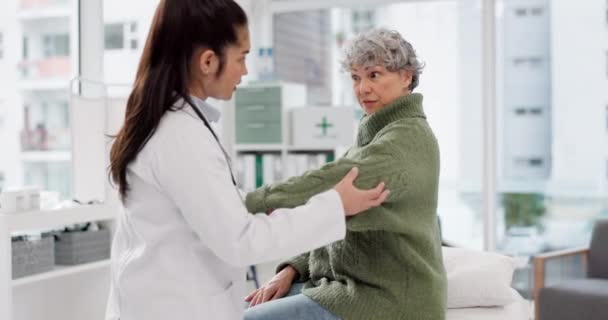 Oudere Vrouw Arts Fysiotherapie Van Arm Voor Ondersteuning Hulp Gezondheidszorg — Stockvideo