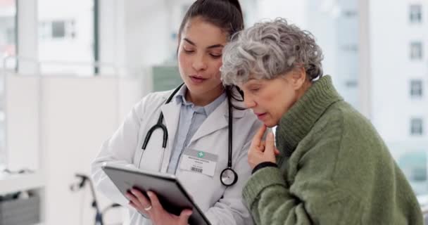 与老年患者一起在医院咨询或检查的平板或医生 在线或医务工作者在老年妇女预约医疗服务时与她们交谈 — 图库视频影像