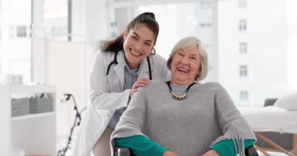 与老年患者一起在医院诊所接受护理或检查的脸 笑或医生 在医疗约会中与一位有趣的老妇人微笑的画像 拥抱或快乐的护士 — 图库视频影像