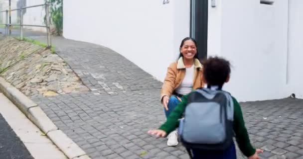 Прибытие Домой Дочь Студента Обнимает Свою Счастливую Мать Открытом Воздухе — стоковое видео