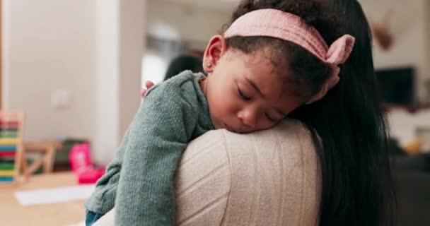 Mom Holding Sleeping Girl Home Care Comfort Love Rest Relax — Stockvideo