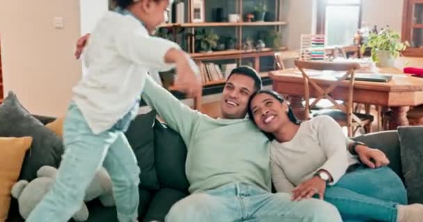 拥抱和欢笑在沙发上 在一起玩耍的时候放松 结合和质量的时间 一个快乐的男人 父母和一个女孩带着快乐 爱心和关心跳到客厅里 — 图库视频影像