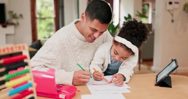 Papà Bambina Imparare Disegnare Valutare Aiutare Con Colore Compiti Casa — Video Stock