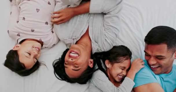 Παιδιά Γονείς Και Παίζουμε Στο Κρεβάτι Μαζί Ευτυχισμένη Οικογένεια Δένεται — Αρχείο Βίντεο