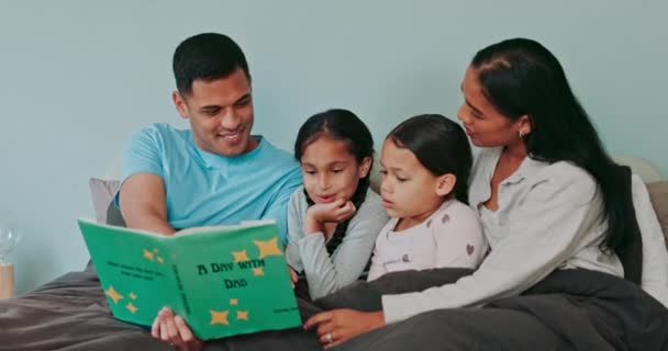 Μπαμπάς Μαμά Και Παιδιά Διαβάζουν Βιβλία Στην Κρεβατοκάμαρα Για Μάθηση — Αρχείο Βίντεο