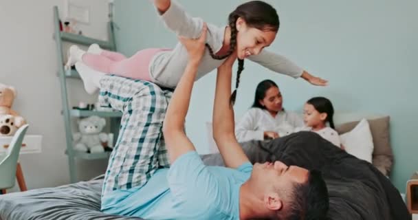 Familienhaus Vater Und Mädchen Bett Flugzeug Und Spiele Mit Bindung — Stockvideo