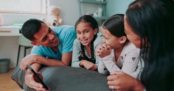 Quarto Smartphone Família Conversando Relaxe Mídias Sociais Para Jogos Tempo — Vídeo de Stock