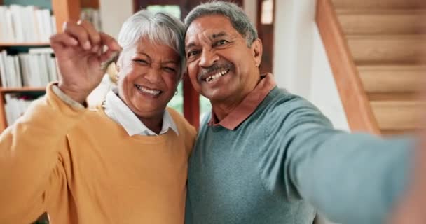 セルフィー ホームナーのカップルが引退のための引っ越す日に一緒に彼らの新しい家に ポートレート 笑顔や幸せな上級男女と誇りに思って彼らの投資家で結ばれる — ストック動画