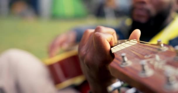Чоловік Грає Гітара Руками Відкритому Повітрі Звуком Розваг Або Відпочинку — стокове відео