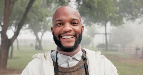 Πρόσωπο Selfie Ευτυχισμένος Μαύρος Άντρας Στη Φύση Για Κάμπινγκ Blog — Αρχείο Βίντεο