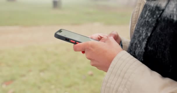 Kapanış Açık Hava Eller Cep Telefonu Mekan Sosyal Medya Teknoloji — Stok video