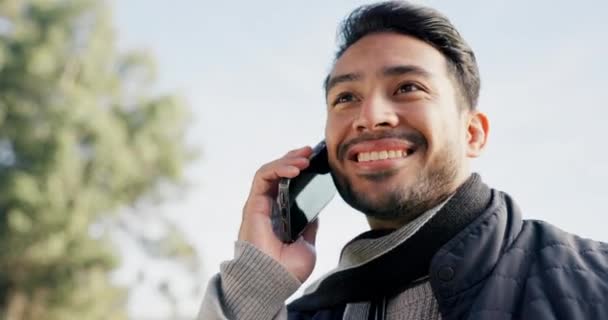 Telefonsamtal Utomhus Och Man Med Ett Leende Nätverk Och Kommunikation — Stockvideo