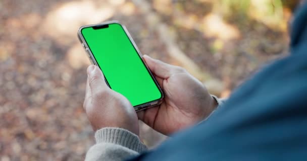 Kezek Telefon Zöld Képernyő Parkban Szabadtéri Vagy Erdő Térkép App — Stock videók