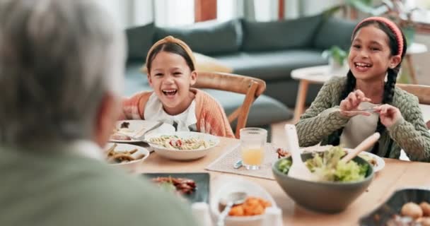 Ευτυχισμένη Οικογένεια Παιδιά Και Γέλιο Στο Φαγητό Γεύμα Και Κοινωνική — Αρχείο Βίντεο