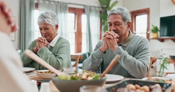 Oudere Man Vrouw Bidden Voor Eten Aan Tafel Met Grote — Stockvideo