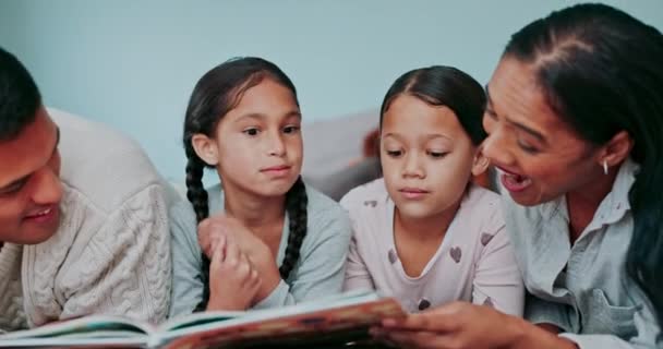 Мама Папа Дети Читают Книги Спальне Обучения Развития Детства Отдыха — стоковое видео