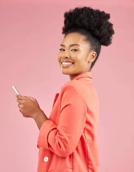 Afrikaanse Vrouw Studio Portret Telefoon Met Sms Web Chat Contact — Stockfoto