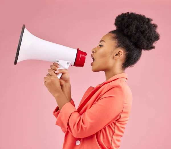 Zwarte Vrouw Megafoon Aankondiging Studio Roze Achtergrond Voor Vrijheid Van — Stockfoto