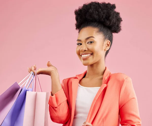 快乐的非洲女人 购物袋和工作室肖像打折 销售或微笑的粉红背景 年轻女郎 促销和兴奋的交易 零售客户的经验或时尚的礼物 — 图库照片