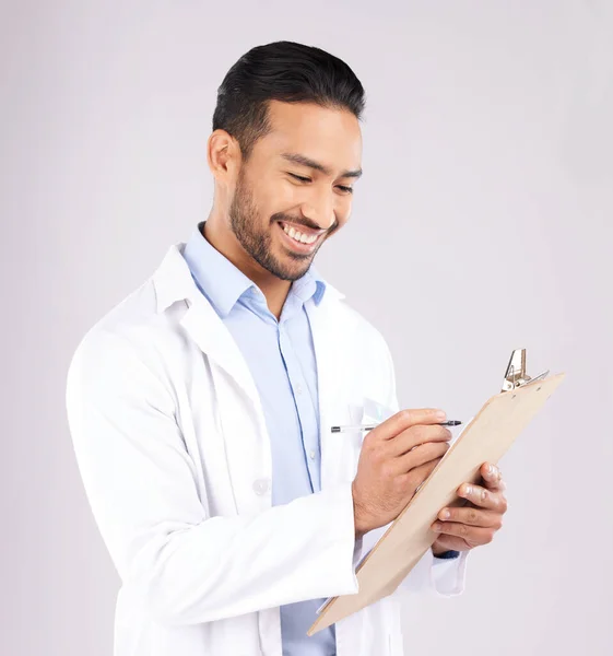 Escrita Sorriso Homem Feliz Médico Com Checklist Estúdio Para Médico — Fotografia de Stock