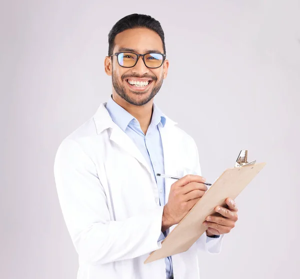 Homem Feliz Retrato Médico Com Área Transferência Estúdio Notas Planejamento — Fotografia de Stock
