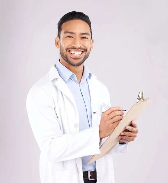 Retrato Sorriso Homem Feliz Médico Com Check List Estúdio Para — Fotografia de Stock