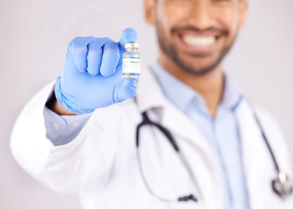 医生手和猴痘瓶 用于工作室的安全 药物研发和医疗创新 为医护人员提供防疫注射 液体瓶和抗病毒药物 — 图库照片