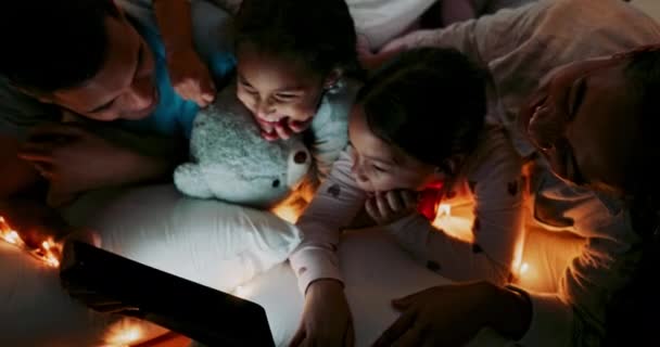 卧室和家人都有平板电脑 平板电脑和流媒体电影 结合和高质量的时间 儿童或家长在床上 放松和社交媒体上为有孩子的游戏 母亲或父亲提供服务 — 图库视频影像