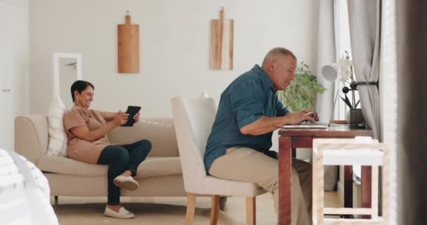 Ноутбук Планшет Пожилая Пара Технологии Исследование Онлайн Пенсионного Фонда Просмотреть — стоковое видео