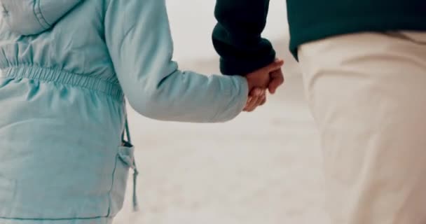 Пляж Дитина Батько Тримають Руки Відпустці Впритул Пригод Або Язку — стокове відео