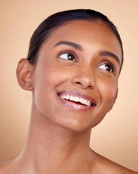 美丽和快乐的女人 自然和化妆品与护肤隔离的蓝色背景 印度女模 健康的光泽和清洁的皮肤 皮肤科和健康的温泉脸在工作室 — 图库照片