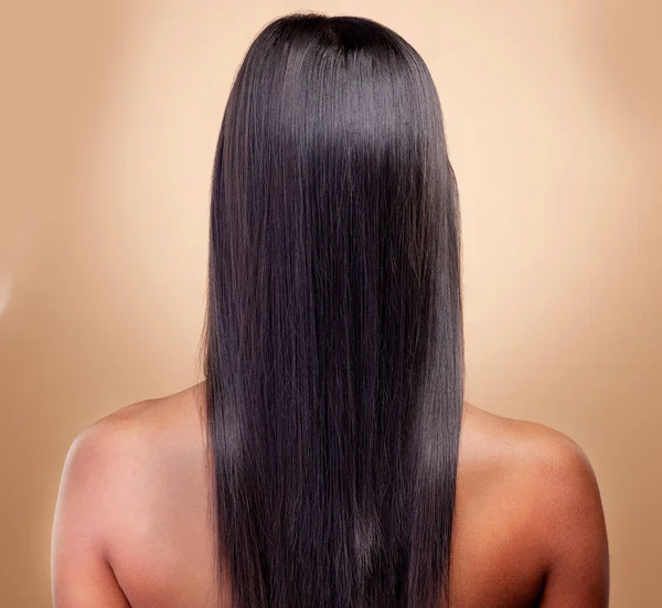 Pohled Zezadu Vlasy Žena Krása Lesk Kosmetickou Péčí Izolované Hnědém — Stock fotografie