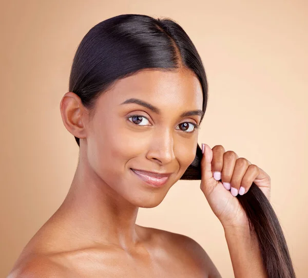 浓密的头发 肖像或快乐的女人 拥有美丽 护肤或自我护理的光泽 光泽或洗发水中的胶原蛋白 健康的质感 模特或印度女孩 带着化妆品微笑治疗或打扮 — 图库照片