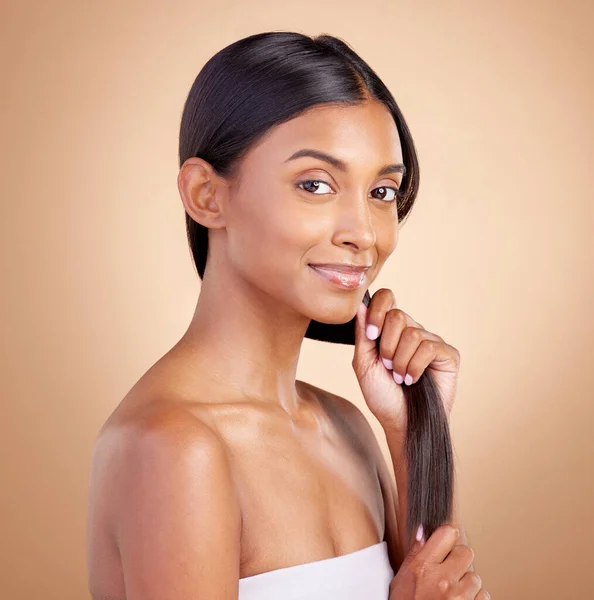 Portret Haarverzorging Indiase Vrouw Met Schoonheid Cosmetica Dermatologie Tegen Een — Stockfoto