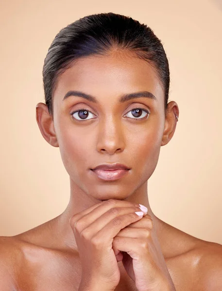 Portret Huidverzorging Vrouw Met Zelfverzorging Cosmetica Luxe Een Bruine Studioachtergrond — Stockfoto