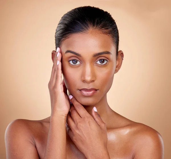 Portret Make Indiase Vrouw Met Cosmetica Dermatologie Wellness Tegen Een — Stockfoto