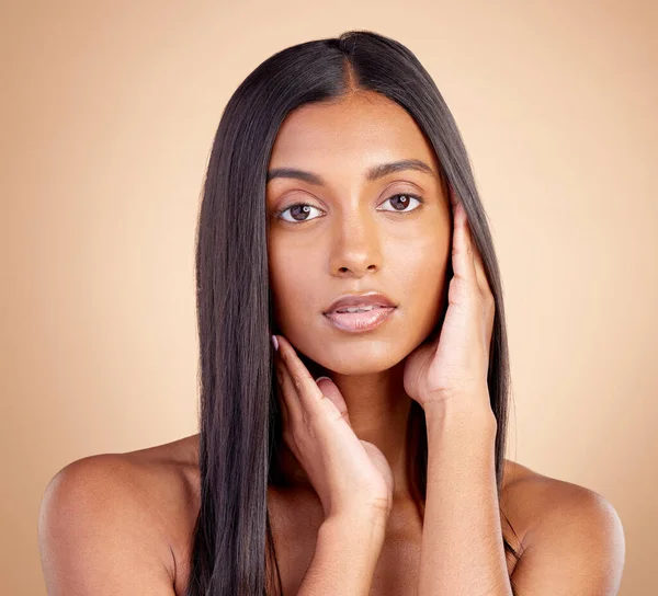 在棕色工作室背景下的肖像 护发和有化妆品 化妆品和护肤的印度妇女 女性及容貌 质感及自然美的头皮处理模型 — 图库照片