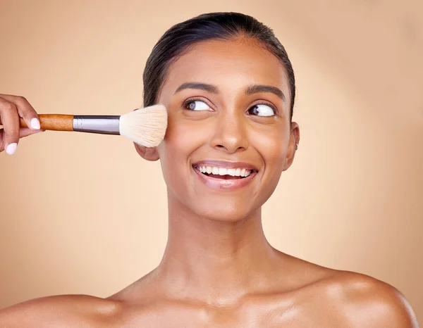 Belleza Maquillaje Sonrisa Con Mujer Cepillo Estudio Para Facial Fundación —  Fotos de Stock