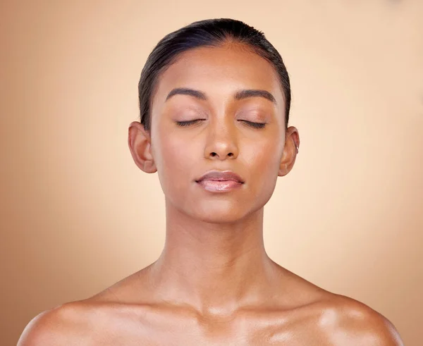 Péče Pleť Krása Indická Žena Kosmetikou Obličejem Dermatologií Hnědém Pozadí — Stock fotografie