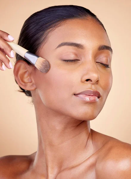 Belleza Maquillaje Fundación Con Mujer Cepillo Estudio Para Facial Relax —  Fotos de Stock
