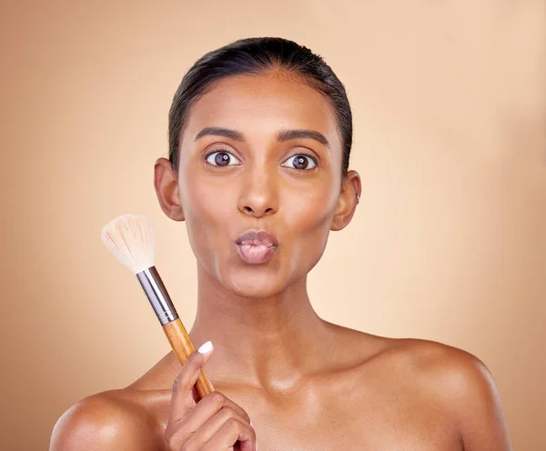 Beso Maquillaje Pincel Con Retrato Mujer Estudio Para Belleza Fundación —  Fotos de Stock